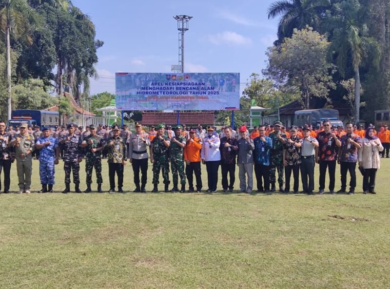 Foto: Pemerintah Kabupaten Tegal melalui BPBD menggelar apel dalam rangka kesiapsiagaan menghadapi bencana alam hidrometeorologi tahun 2025 di Lapangan Pemda, Kamis (16/10/2025). Apel ini dipimpin langsung oleh Bupati Tegal, Ischak Maulana Rohman