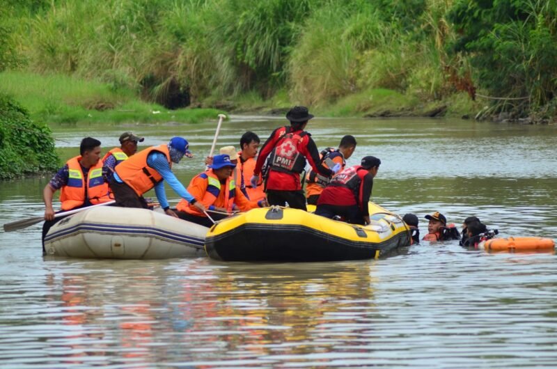 nekat dua remaja yang melakukan terjun bebas dari jembatan di atas Sungai Ketiwon, Slerok, Tegal Timur, Kota Tegal, berakhir tragis. Keduanya di temukan meninggal dunia setelah di laporkan tenggelam pada Kamis (16/10/2025) sore.