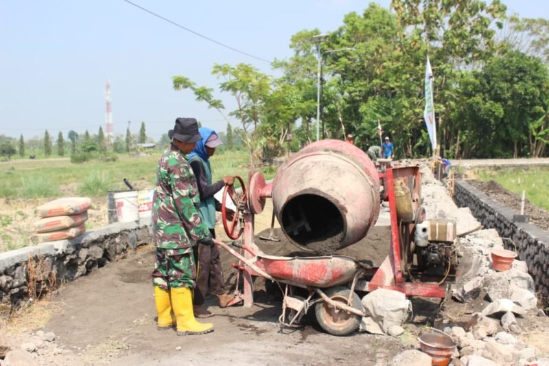 Foto: Personel Satuan Tugas TNI Manunggal Membangun Desa (TMMD) ke-126 Kodim 0816/Sidoarjo kembali menunjukkan semangat juang dan ketangkasan tinggi dalam membangun plengsengan saluran irigasi yang berlokasi di Desa Kedondong, Kecamatan Tulangan, Kabupaten Sidoarjo