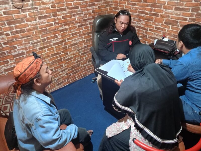 Foto: Seorang guru Pendidikan Pancasila dan Kewarganegaraan (PKN) berinisial IW (40), yang mengajar di salah satu Sekolah Menengah Kejuruan (SMK) di Kecamatan Bubutan, Kota Surabaya, (diduga menjadi korban pelecehan seksual dan perundungan (bullying) oleh sesama guru dan staf tata usaha di sekolah tempatnya mengajar. Akibat dugaan peristiwa itu, IW mengalami tekanan psikis berat dan trauma mendalam hingga akhirnya memilih mengundurkan diri)