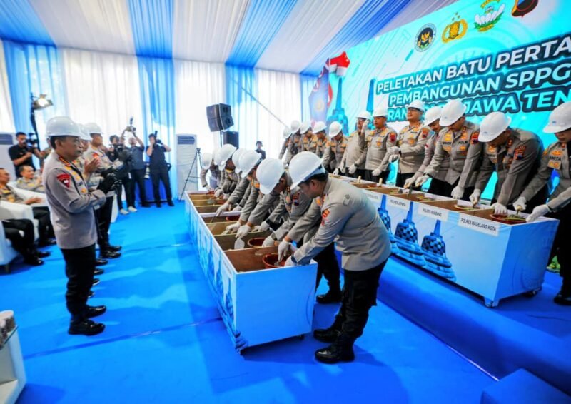 Foto: Kapolri Jenderal Listyo Sigit Prabowo melakukan Groundbreaking 27 Satuan Pelayanan Pemenuhan Gizi dan meresmikan 32 SPPG Polda Jawa Tengah (Jateng), Jumat 17/10/2025).