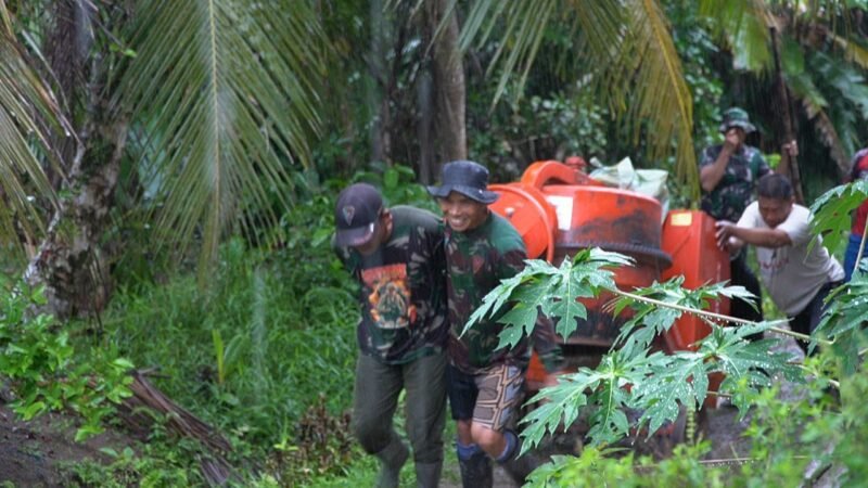 Satgas TMMD ke-126 Kodim 1208/Sambas Dorong Mesin Molen Demi Kelancaran Pekerjaan