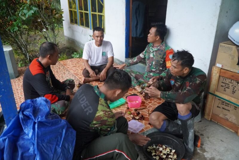 Satgas TMMD ke-126 Kodim 1208/Sambas Gelar Komsos Aktif di Sela Kegiatan