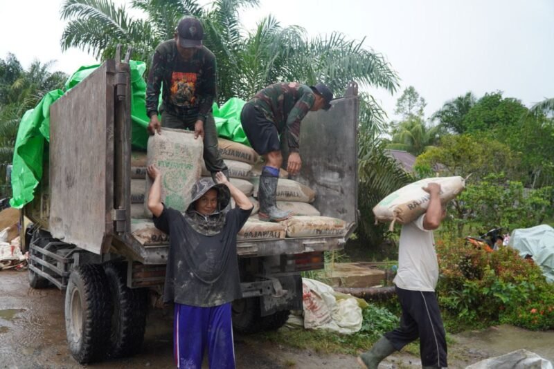 Satgas TMMD Ke 126 Kodim 1208/Sambas Panggul Semen untuk Percepat Pekerjaan