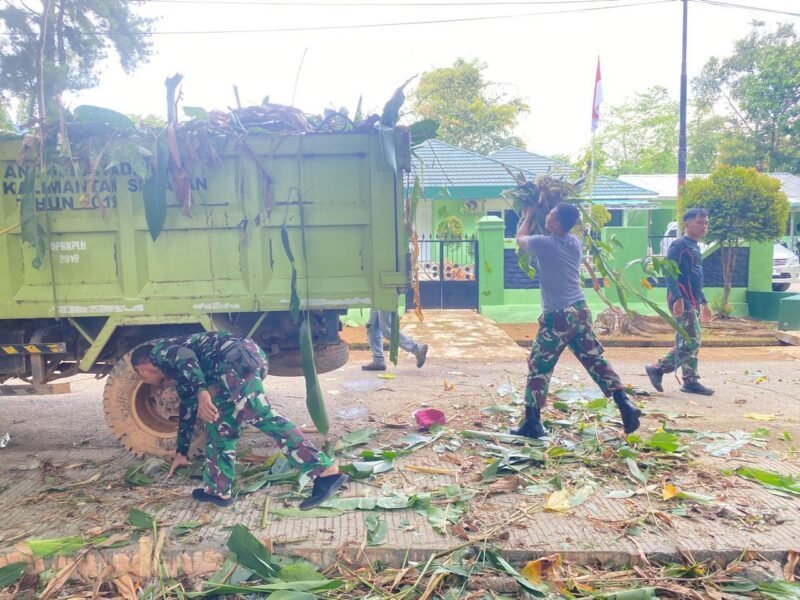 Ciptakan Lingkungan Bersih, Personal Kodim 1009/Tla Gotong Royong Bersihkan Lingkungan Hutan Kota