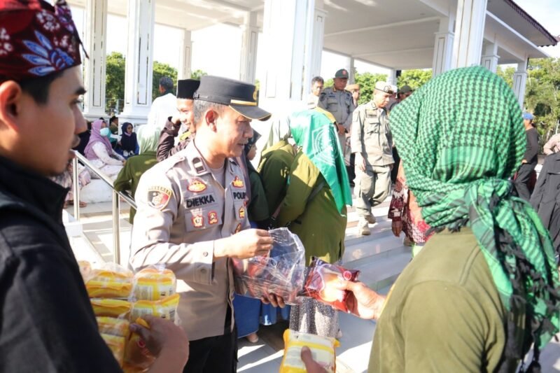 Foto: Polres Situbondo Polda Jawa Timur menunjukkan pendekatan humanis dengan membagikan roti dan air mineral kepada para peserta aksi 17/10/2025