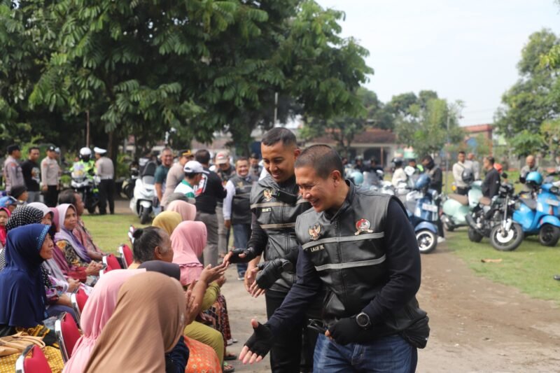 Foto: Polres Kediri Polda Jatim bersama komunitas Dulur Brigif Kodim & Kepolisian (DBK) Kediri Raya menggelar kegiatan social riding, (foto: aksi kemanusiaan dengan membagikan paket sembako kepada masyarakat di wilayah Kecamatan Kandat, Kabupaten Kediri, pada Sabtu pagi 18 Oktober 2025.)