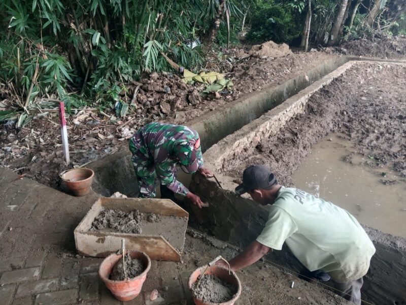 Gotong Royong Pembangunan Irigasi, di Desa Hapulang Babinsa Sertu Sutoyo Jadi Motor Penggerak