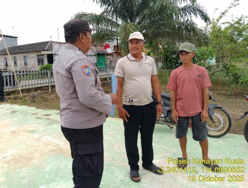 Personel Polsek Kahayan Kuala melaksanakan sosialisasi Maklumat Kapolda Kateng terkait mengemukakan pendapat di muka umum.