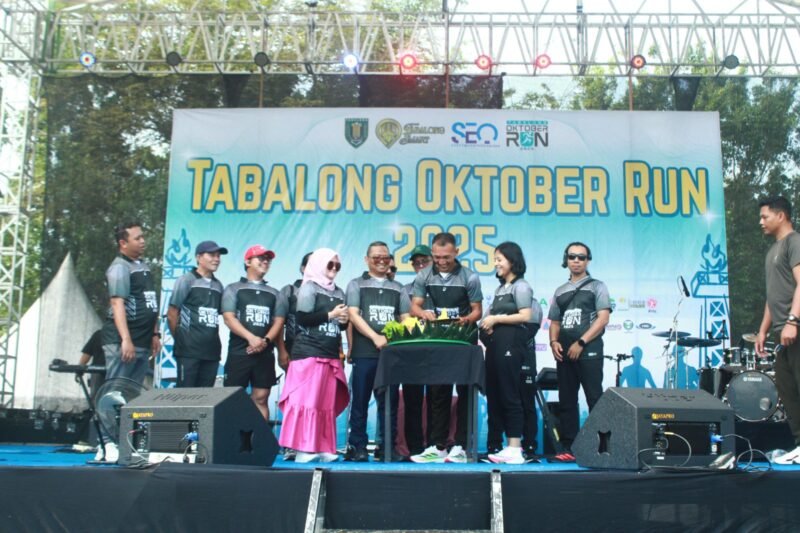 Foto: Komandan Kodim 1008/Tabalong Letkol Inf Alexander Allan Primadi, S.E. didampingi istri menghadiri kegiatan Tabalong Oktober Run 2025 dengan tema “Bukah Beimbaian Sehat Berataan”, bertempat di halaman Pendopo Bersinar Pembataan, Kecamatan Murung Pudak, Kabupaten Tabalong, Minggu (19/10/2025).
