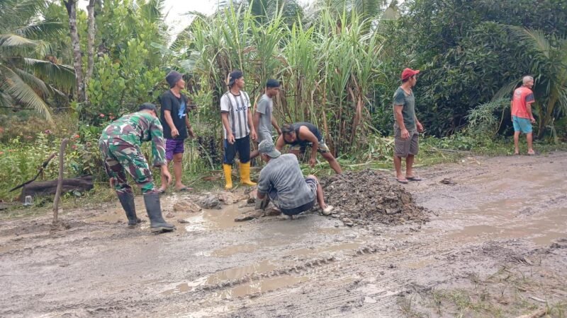 Babinsa Koramil 04/Jawai Laksanakan Kerja Bakti Timbun Jalan Berlubang