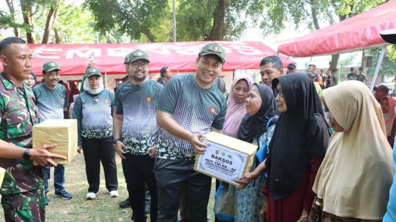 Foto: Kapolres Nganjuk AKBP Henri Noveri Santoso, S.H., S.I.K., M.M. menghadiri kegiatan bakti sosial dan olahraga bersama dalam rangka memperingati Hari Ulang Tahun ke-80 Tentara Nasional Indonesia (TNI) yang digelar di Alun-Alun Nganjuk.(foto: diikuti oleh Forkopimda Kabupaten Nganjuk serta ratusan peserta dari berbagai instansi dan masyarakat, Minggu 19/10/2025).
