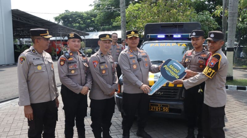 Foto: Polres Nganjuk menggelar apel launching Pamapta di Lapangan Apel Polres Nganjuk, dipimpin langsung oleh Kapolres Nganjuk AKBP Henri Noveri Santoso, S.H., S.I.K., M.M., dan diikuti para pejabat utama, kapolsek jajaran, anggota, serta ASN Polres Nganjuk, Senin (21/10/2025).