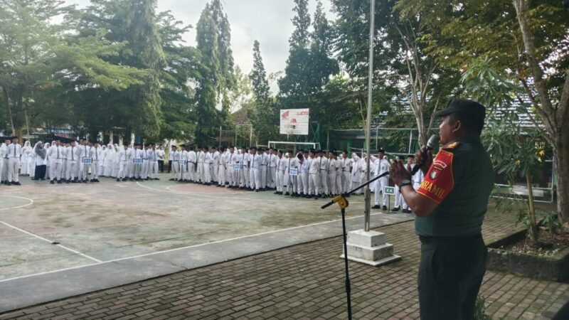Plh. Danramil 1002-04/Labuan Amas Selatan Jadi Pembina Upacara di MAN 4 HST, Ajak Siswa Disiplin dan Cinta Tanah Air