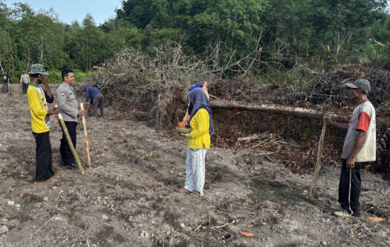 Polisi & Warga Desa Tanam Jagung Bareng! Dorong Kemandirian Pangan di Kanamit Barat