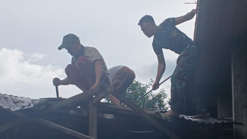 Satgas TMMD Kodim 1208/Sambas Bongkar Atap MCK Masjid Jamiatul Muslimin Desa Ratu Sepudak