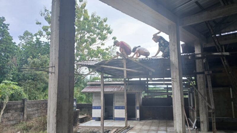 Satgas TMMD ke-126 Kodim 1208/Sambas Bongkar Atap MCK Masjid Yang Bocor