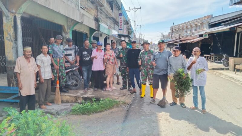 Babinsa Koramil 05/Pemangkat Laksanakan Karya Bakti Bersihkan Sampah Di Pasar