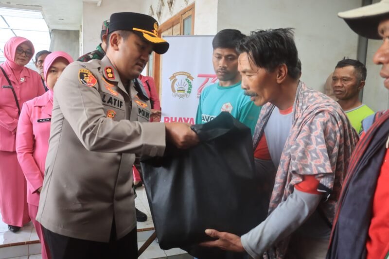 Polres Probolinggo Bantu Warga, Terdampak Angin Puting Beliung foto/istimewah warga di bantu kapolres