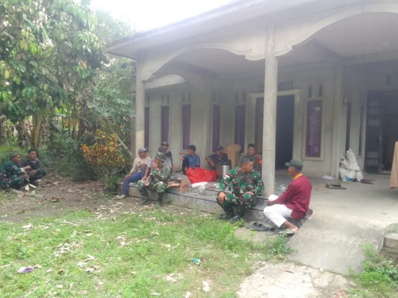 Dansatgas TMMD ke-126 Kodim 1208/Sambas Laksanakan Istirahat di Rumah Warga