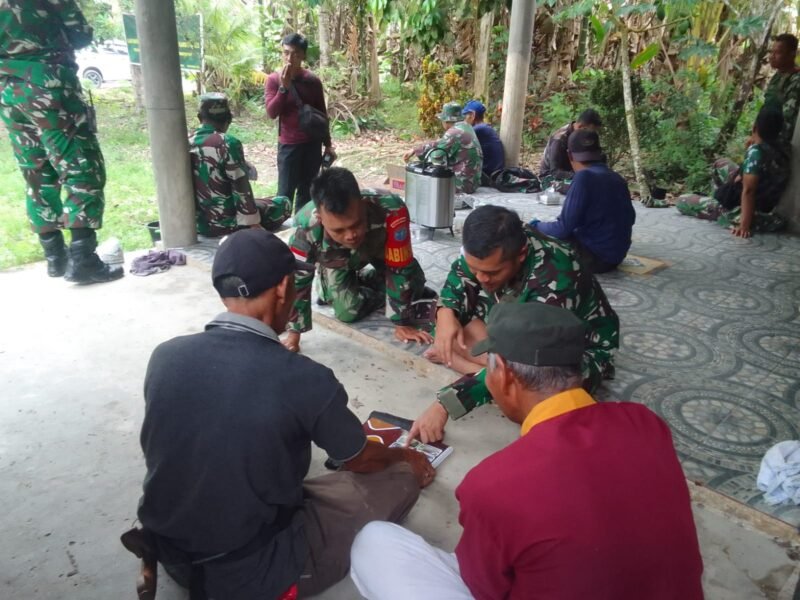 Di Sela Kesibukan Dansatgas TMMD ke-126 Kodim 1208/Sambas Bertandang ke Rumah Warga di Lokasi Kegiatan