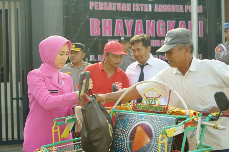 Polres Ponorogo Gelar Baksos, 250 Paket Sembako Dibagikan Untuk Tukang Becak foto/istimewah kapolres bagi-bagi Sembako