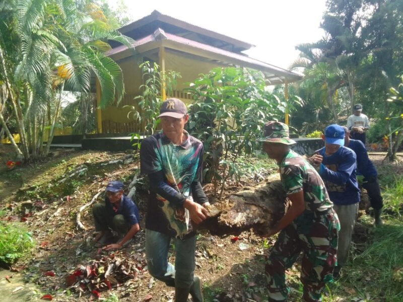 Satgas TMMD ke-126 Kodim 1208/Sambas Gelar Karya Bakti di Makam Ratu Sepudak