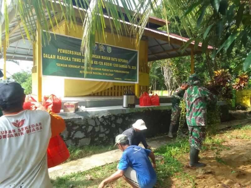 Wujud Kepedulian Terhadap Situs Budaya, Satgas TMMD ke-126 Kodim 1208/Sambas Laksanakan Karya Bakti di Makam Ratu Sepudak