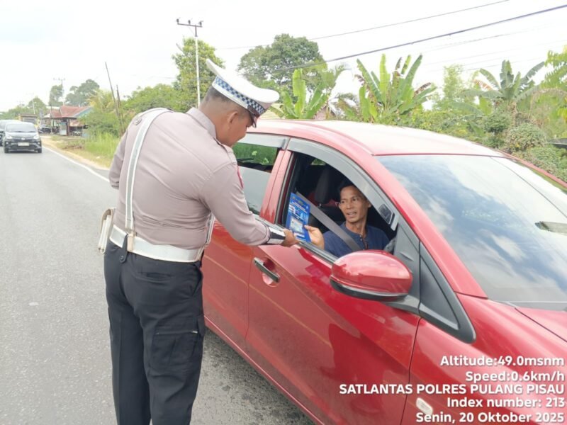 Pembagian Brosur Kamseltibcarlantas kepada Pengguna Jalan