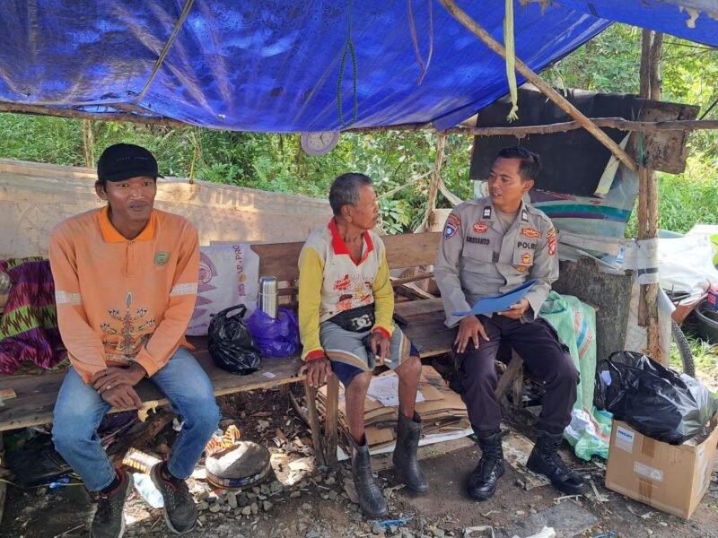 Cegah Karhutla, Personil Sat Binmas Polres Pulang Pisau memberikan himbauan dilarang membakar hutan dan lahan secara sembarangan kepada masyarakat