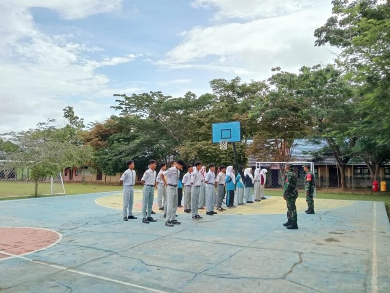 Hadir Di SMA Negeri 1 Panyipatan Babinsa Kodim 1009/Tla Tanamkan Nilai-Nilai Kedisiplinan
