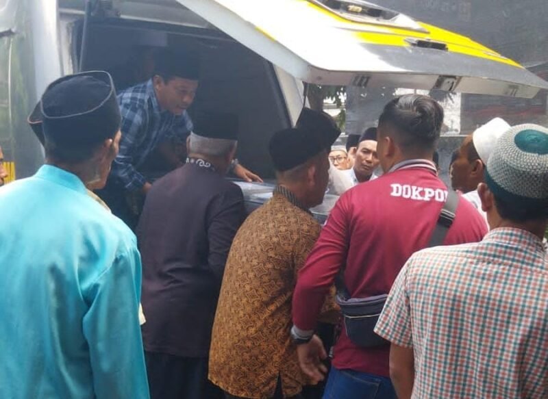 Ambulans Gratis Polres Gresik Antar Jenazah, Pahlawan Devisa Asal Desa Lowayu ke Rumah Duka foto/jenaza
