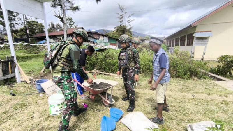 Satgas Yonif 521/DY Karya Bhakti Mendirikan Gapura MTSN Walesi foto/istimewah Satgas Yonif 521/DY