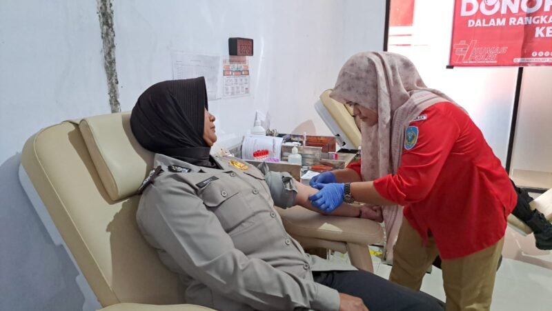 Sambut HUT Humas Polri ke-74, Si Humas Polres Nganjuk Gelar Donor Darah Bersama Wartawan dan Masyarakat foto/gelar donor darah