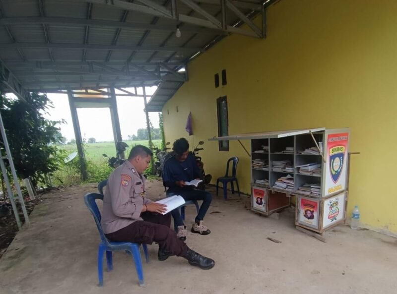 Dalam Rangka meningkatkan minat dan menanamkan budaya baca Satbinmas Polres Pulang Pisau melaksanakan perpustakaan keliling (Bajaka) Ke Pedesaan wilayah Kabupaten Pulang Pisau, Selasa (21/10/2025) pagi.