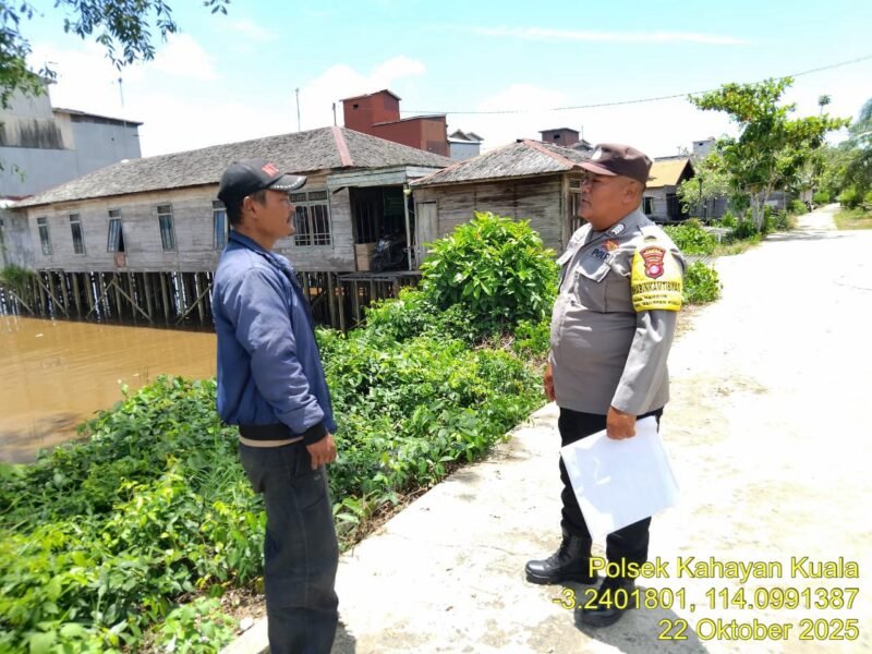 Personel Polsek Kahayan Kuala sambangi warga dan Memberikan himbauan Tentang Larangan Membakar hutan dan lahan.