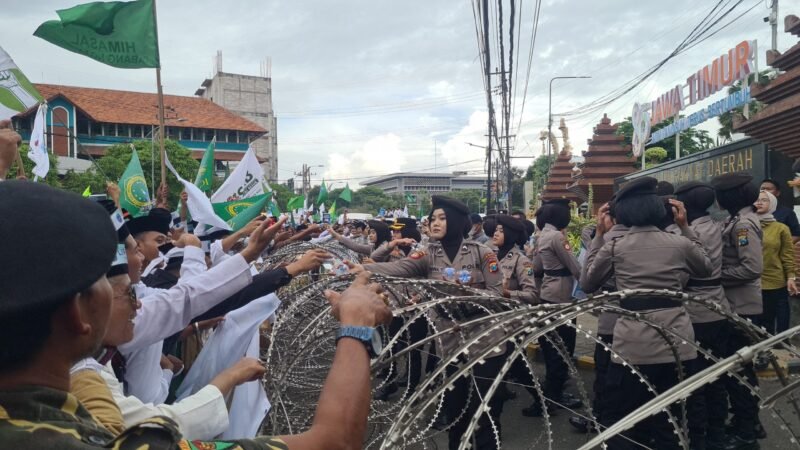 Polrestabes Surabaya Libatkan Tim Negosiator Polwan, Beri Layanan Pengamanan Aksi Ribuan Santri di DPRD Jatim foto/aksi demo ribuan Santri depan DPRD JATIM 