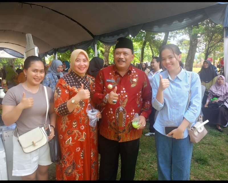 Gubernur Khofifah Hadiri Pasar Murah dan Kunjungi Pondok Pesantren Mojosari, Dorong Stabilitas Ekonomi dan Ketahanan Sosial di Jawa Timur foto/sidak pasar