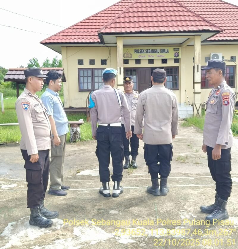 Personil polsek sebangau kuala melaksanakan serah terima piket penjagaan mako polsek sebangau kuala