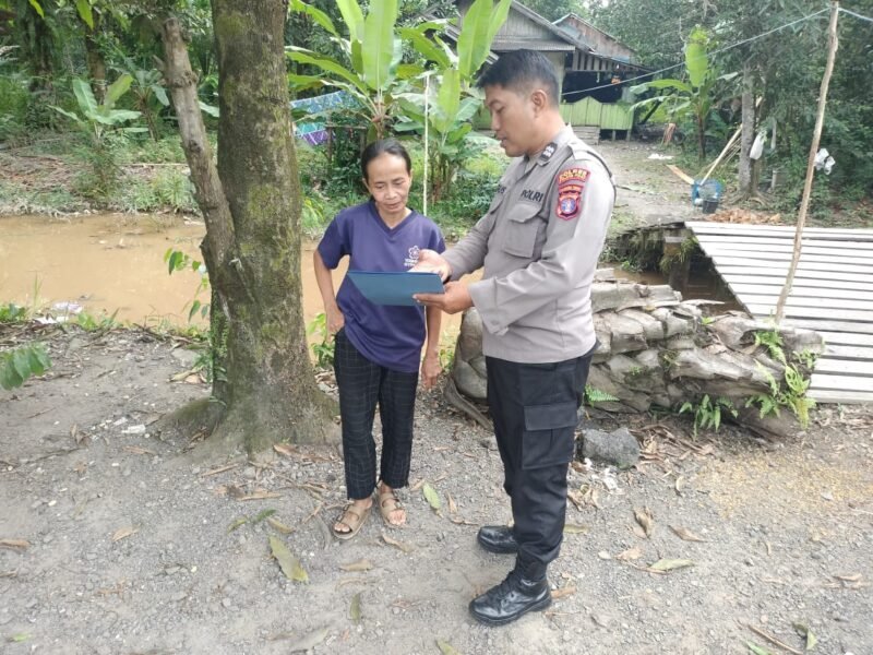 Cegah Karhutla, Personil Sat Binmas Polres Pulang Pisau memberikan himbauan dilarang membakar hutan dan lahan secara sembarangan kepada masyarakat