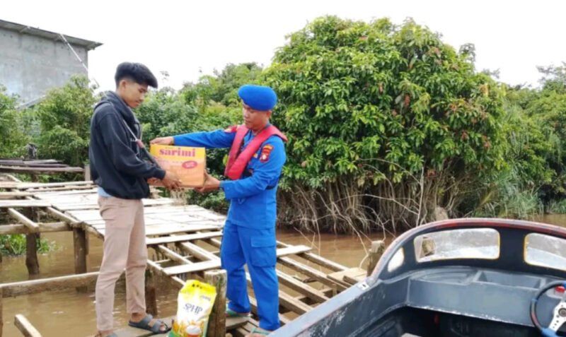 Berbagi dan Mengedukasi, Cara Satpolairud Polres Pulang Pisau Dekatkan Diri ke Warga Pesisir