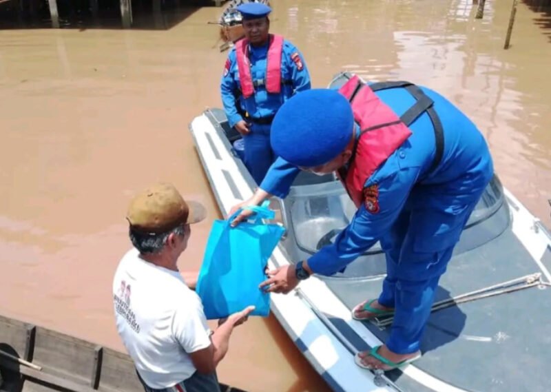 Tak Hanya Beri Bantuan, Satpolairud Polres Pulang Pisau Juga Tanamkan Kesadaran Keselamatan di Sungai Kahayan