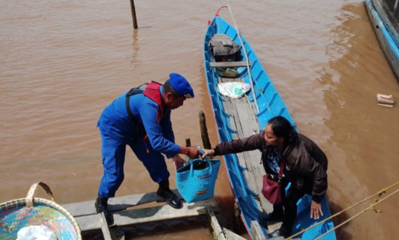 Tepat Waktu dan Tanggap, Polisi Penolong Satpolairud Polres Pulang Pisau Bantu Angkut Barang Warga