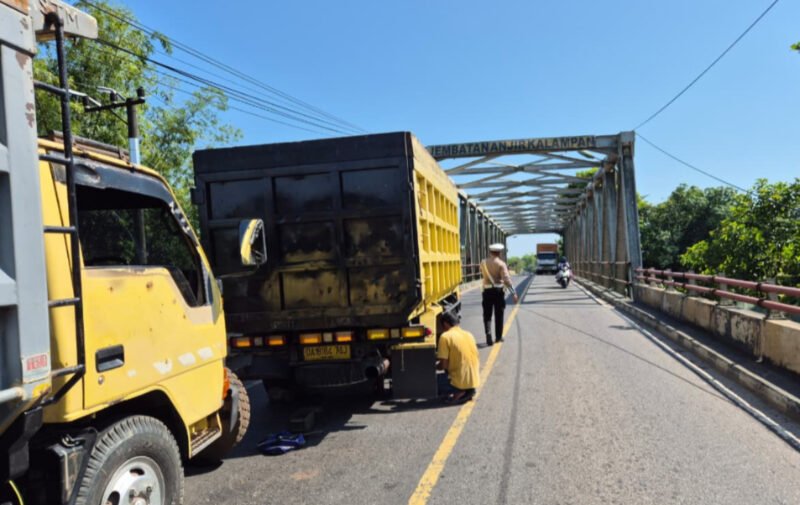 Sigap dan Humanis! Anggota Satlantas Polres Pulang Pisau Bantu Sopir Truk Ganti Ban Bocor, Tuai Apresiasi Warga