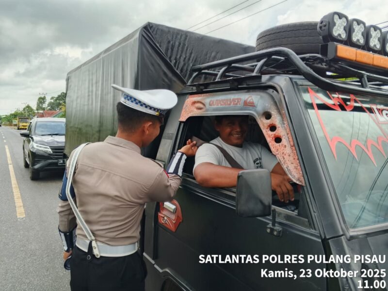 Anggota Satlantas Polres Pulang Pisau Memberi Teguran Kepada Pengemudi Yang Tidak Menggunakan Sabuk Pengaman dengan baik