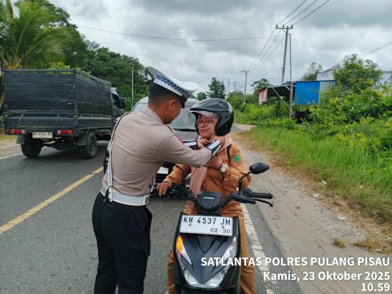 Satlantas Polres Pulang Pisau Sosialisasi Penggunaan Helm dengan Benar