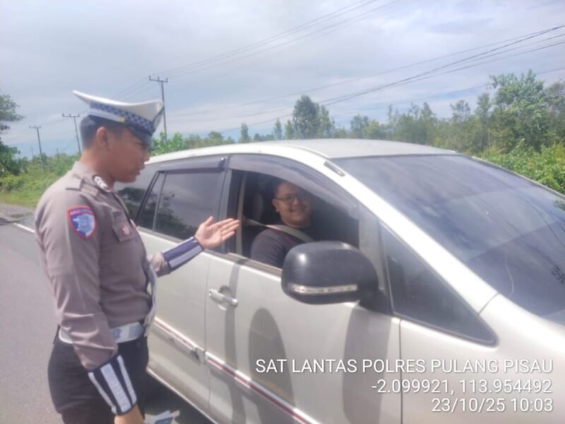 Anggota Satlantas Polres Pulang Pisau Memberi Teguran Kepada Pengemudi Yang Tidak Menggunakan Sabuk Pengaman dengan baik