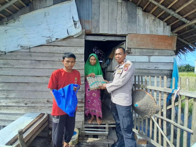 Peduli Masyarakat.. Satbinmas Polres Pulang Pisau Bagikan Sembako kepada Warga Kurang Mampu
