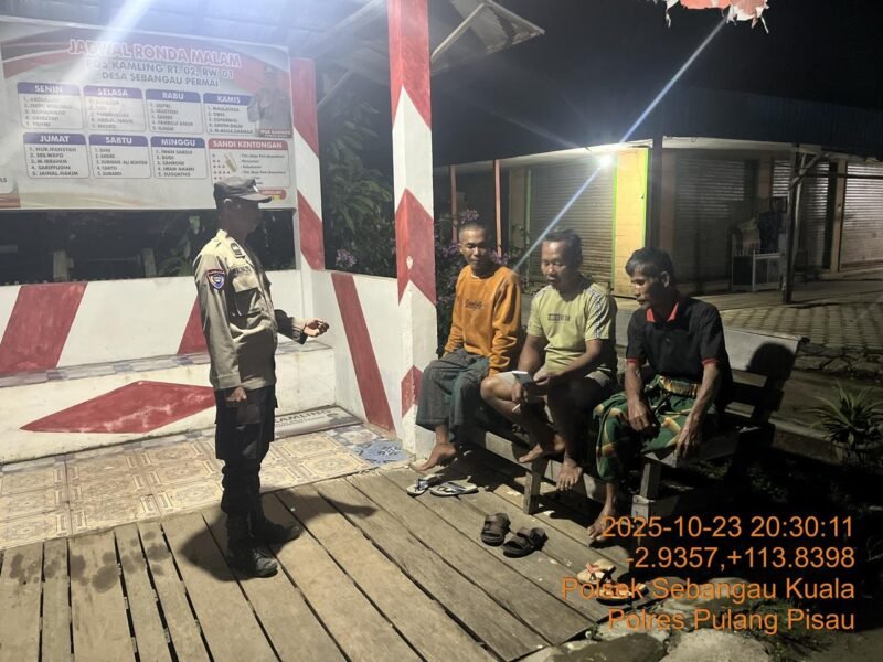 Bhabinkamtibmas sambang Pos Kamling dan memberikan himbauan kamtibmas petugas jaga.
