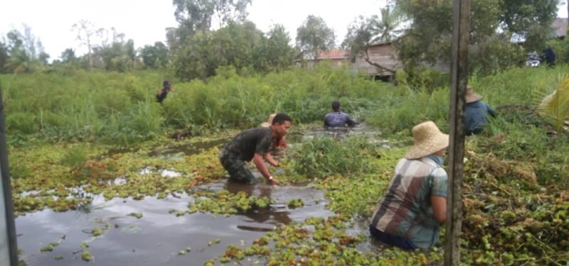Antisipasi Bencana Banjir Babinsa Koramil 1009-05/Kurau Gotong Royong Bersihkan Aliran Sungai